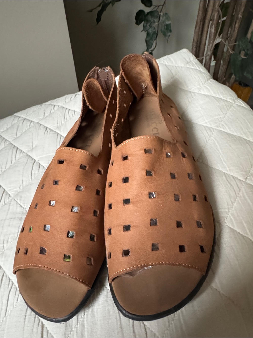 Sesto Meucci Women’s Tan  “Evonne “Cutout Peep-Toe Slip-On Flats